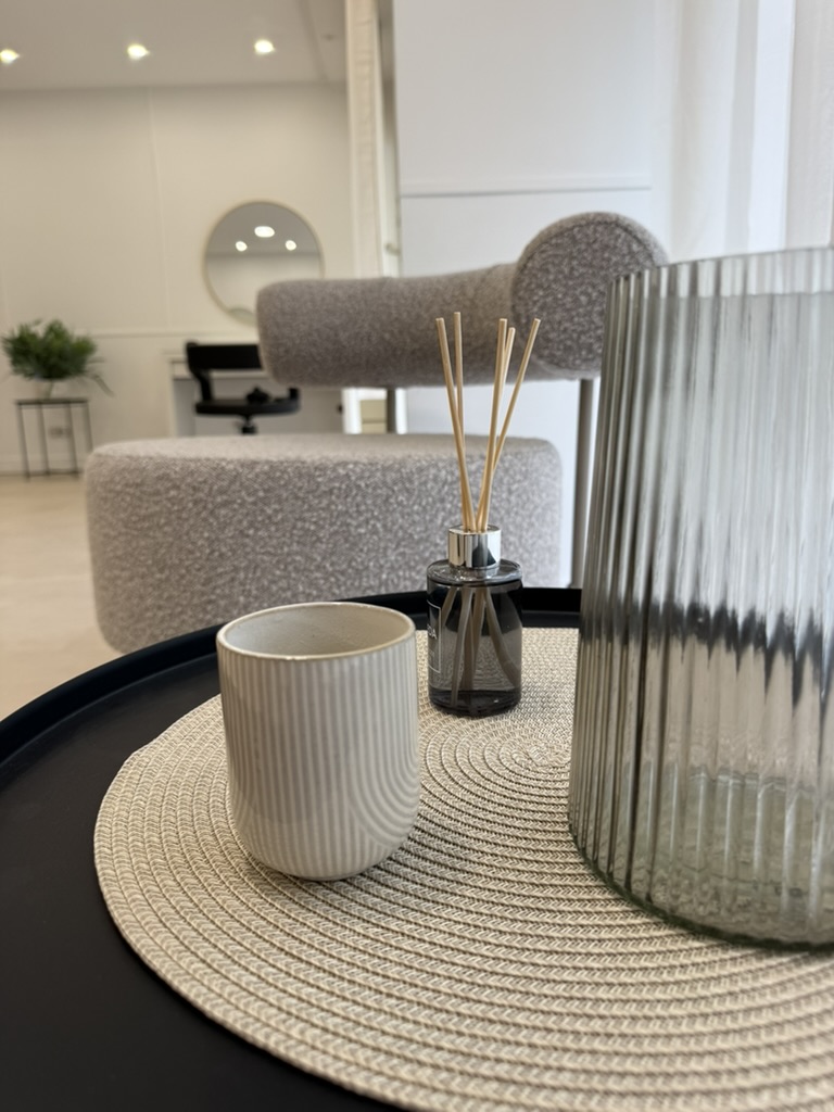Détail de l’espace d’accueil : tasse, diffuseur et fauteuil bouclette